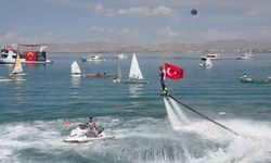 Van'da GölFest heyecanı: Türk bayrağıyla flyboard gösterisi nefes kesti