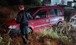 Yağışlı havada yoldan çıkan hafif ticari araç devrildi: 2 yaralı