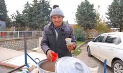 35 yıldır el arabasıyla sokak sokak dolaşıp nohut satıyor