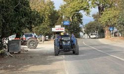 71 yaşında traktörüyle çocukları toplayıp antrenmana taşıyor..