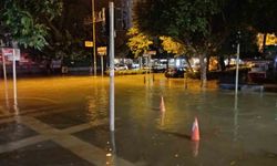 Adana'da 45 dakikalık sağanak yolları su altında bıraktı