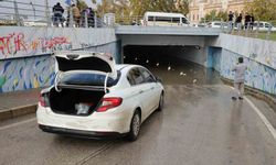 Adana'da sağanak çilesi: Otomobil suya gömüldü, vatandaşlar rögarları kendileri temizledi