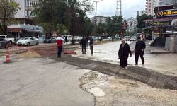 Adana'da şiddetli yağış sonrası yol çöktü