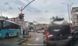 Ambulansa yol açmak için araçlarından inip sürücüyü uyardı