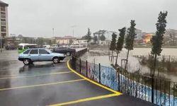 Arnavutköy'de dere taştı, dolmuş içinde yolcularla mahsur kaldı