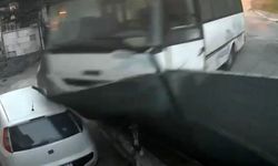 Arnavutköy'de freni boşalan midibüs evin bahçesine girdi