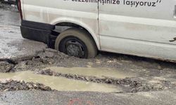 Arnavutköy'de yağış sonrası yol çöktü, hafif ticari araç çukura saplandı