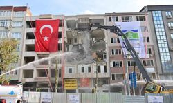 Bahçelievler'de kentsel dönüşüm kapsamında 6 bininci binanın yıkımı gerçekleştirildi