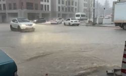 Besni'de sağanak yağış: Cadde ve sokaklar göle döndü