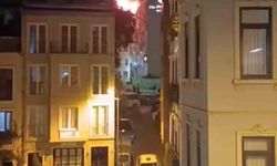 Beyoğlu'nda 6 katlı binanın çatısında korkutan yangın