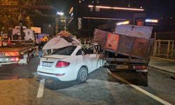 Beyoğlu'nda makas atan alkollü sürücü kamyonun altına girdi: 3 yaralı