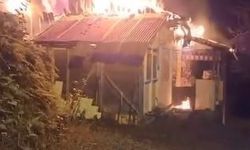 Borçka'da gece çıkan yangında ev kullanılamaz hale geldi