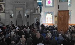 Bu camide cuma namazında engeller işaret diliyle aşılıyor