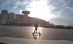 Bursa'da ışık ihlali yapan scooter sürücüsü kazadan kıl payı kurtuldu