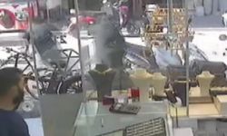 Çantayı kapıp kaçtılar, kadın peşlerinden koştu