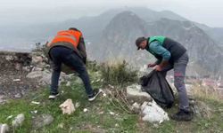 Dağda çöp toplayıp bayrak açtılar