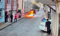 Elektrikli otomobil alev alev yandı: Yangın anı kamerada