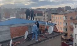 Esenler'de kasten öldürme ve farklı suçlardan aranan firari, polisten kaçarken çatıda yakalandı