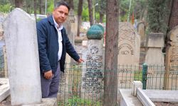 Eski Türkçe harflerle hazırlanan mezar taşının ardındaki Şeyh Ali Sezai Efendi'nin hikayesi