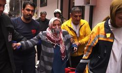 Evde mahsur kalan yaşlı kadının imdanına itfaiye yetişti, dumandan etkilenen 2 kişi hastaneye kaldırıldı