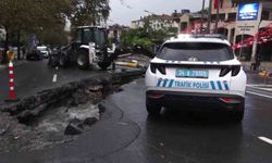 Eyüpsultan'da yol çöktü, trafik kilitlendi