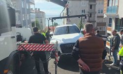 Freni boşalan araç istinat duvarında asılı kaldı