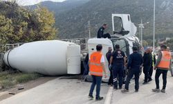 Freni boşalan beton mikseri otomobile çarpıp devrildi: 3 kişinin yaralandığı kaza kamerada