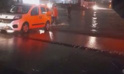 Hatay'da sağanak yağış yolları ve caddeleri göle çevirdi
