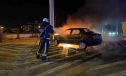 İki otomobil çarpıştı, elektrik direğine çarpan otomobil alev alev yandı: 2 yaralı