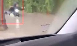 İstanbul'da suya batan motosikletinin zor anları kamerada