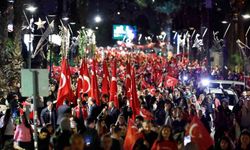 İzmir'de 103'üncü yıl coşkusu gökyüzünü aydınlattı