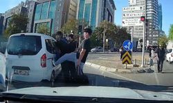İzmir'de trafikte gerginlik: Gençlerden biri araca tekme attı