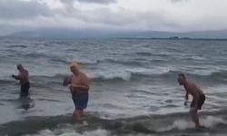 İznik Gölü'nde soğuğa ve dalgalara inat böyle yüzdüler