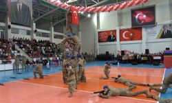 Jandarmadan Türk bayraklı insan piramidi gösterisi
