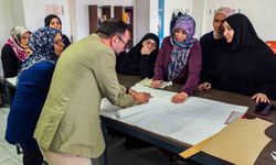 Kadınlar moda tasarımı kursuyla meslek öğreniyor