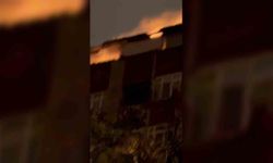 Kağıthane'de 5 katlı binanın çatısı alev alev yandı