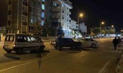 Karaman'da hafif ticari araç kaza yapan otomobile çarptı: 2 yaralı