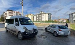 Karaman'da okul servisi ile otomobil çarpıştı: 1 yaralı