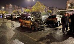 Kayseri'de kaza yapan otomobil alev aldı, park halindeki 3 araç zarar gördü: 1 yaralı