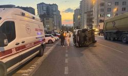Kaza yapan minibüs park halindeki otomobile çarpıp yan yattı