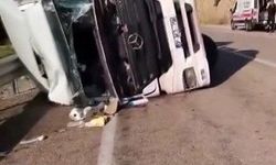 Kilis'te devrilen tırın sürücüsü yaralandı