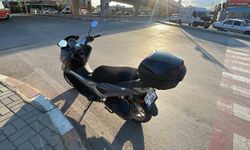 Kırmızı ışıkta duran motosiklete otomobil çarptı: 1 polis yaralandı