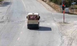 Kırmızı ışıkta geçip polisleri görünce yön değiştiren sürücü polis dronundan kaçamadı