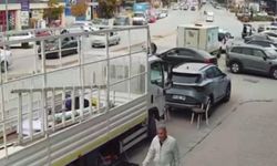 Kırşehir'de ters yönden giden motosikletin otomobile çarptığı anlar görüntülendi