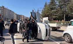 Kontrolden çıkan otomobil araçlara çarpıp ardından yan yattı