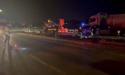 Kontrolden çıkan otomobil refüje ve direklere çarptı: 1 yaralı