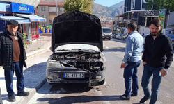 KPSS'ye giren gencin park ettiği otomobilden alevler yükseldi, yangını polisler söndürdü