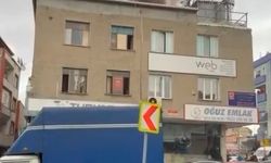 Küçükçekmece'de iki katlı binanın çatısı alevlere teslim oldu