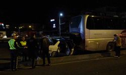 Malatya'da otobüse çarpıp altına giren otomobildeki 3 kişi yaralandı