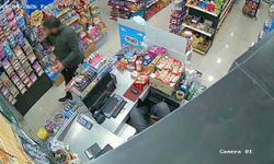 Marketçi uyudu, elini kolunu sallaya sallaya çaldı: O anlar kamerada